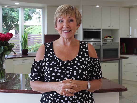 annette-sym-in-a-mentoring-video-for-the-symply-too-goo-membership-website-by-digital-elements-on-the-sunshine-coast